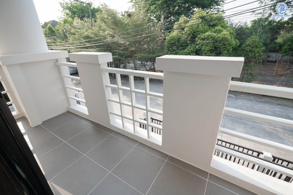 บ้านมือสองตกแต่งใหม่ โครงการ ดิเอมเมอรัลด์การ์เด้น ทวีวัฒนา เนื้อที่ 80 ตร.ว. ฟังก์ชัน 4 ห้องนอน 3 ห้องน้ำ จอดรถได้ 2 คัน บนทำเลศักยภาพเชื่อมต่อหลายเส้นทาง ทั้ง ถนนทวีวัฒนา, ถนนพุทธมณฑลสาย4, ถนนบรมราชชนนี ใกล้เซ็นทรัลปิ่นเกล้า และมหาวิทยาลัยมหิดล